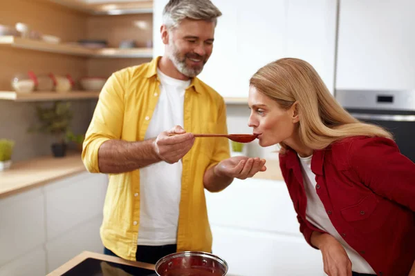 Mutfakta Birkaç Aşçı Yaşlı Adam Kaşıktan Kadını Besliyor Evde Aile — Stok fotoğraf