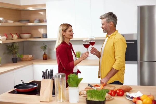 Joyeux Couple Buvant Vin Souriant Conjoints Aînés Tenant Des Verres — Photo