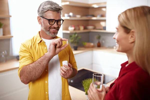 Gülümseyen Çift Vitamin Çiyor Kocasına Vitamin Verirken Ona Bakan Neşeli — Stok fotoğraf