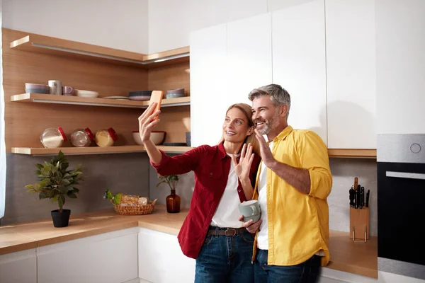 Couple Souriant Smartphone Videocalling Conjoints Aînés Sympathiques Parler Avec Famille — Photo