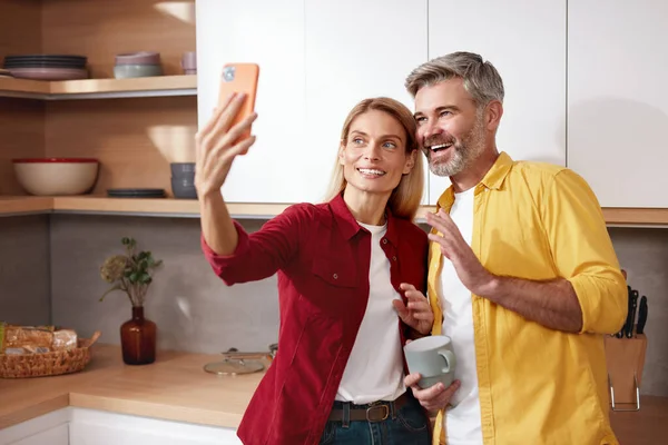 Couple Souriant Smartphone Videocalling Conjoints Aînés Sympathiques Parler Avec Famille — Photo