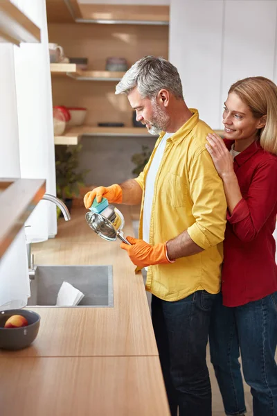 Couple Sénior Nettoyage Vaisselle Cuisine Plan Vertical Homme Lave Vaisselle — Photo