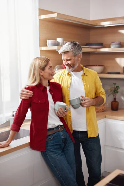 Kıdemli Çift Kahvesi Mutlu Olgun Eşler Sabah Kahvesi Içip Mutfak — Stok fotoğraf