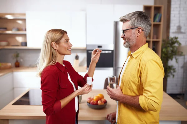 비타민을 남편에게 비타민을 즐거운 건강에 개념을 노인들 — 스톡 사진