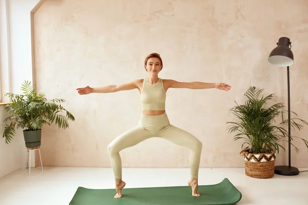 Positive Woman Training Yoga Full Length Shot Happy Energetic Woman — Stock Photo, Image