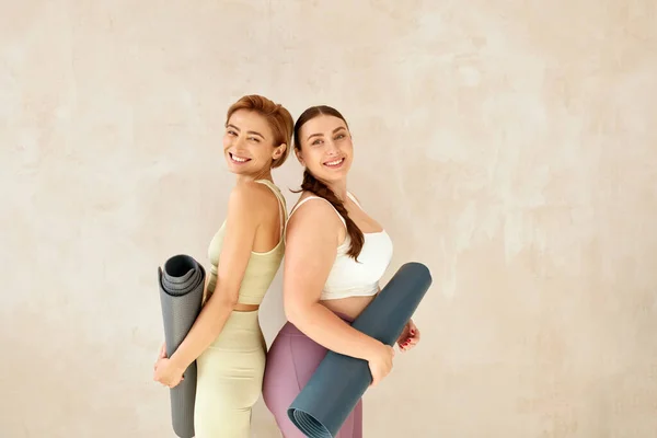 Lachende Vrouwen Die Poseren Yoga Vrouwelijke Vrienden Lachen Het Houden — Stockfoto