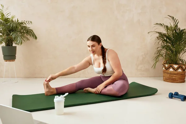 Size Woman Training Yoga Energetic Woman Making Stretching Exercises Mat — Stock Photo, Image