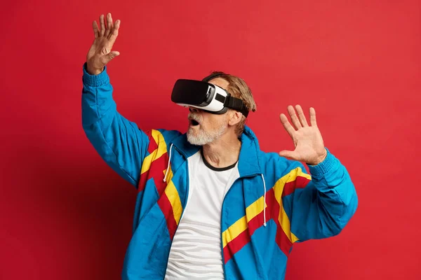 Старший Пробует Виртуальную Реальность Портрет Удивительного Дедушки Открывающего Новые Технологии — стоковое фото