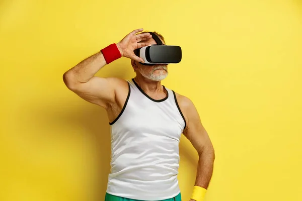 Сосредоточенный Человек Пробует Виртуальную Реальность Портрет Пожилого Человека Открывающего Новые — стоковое фото