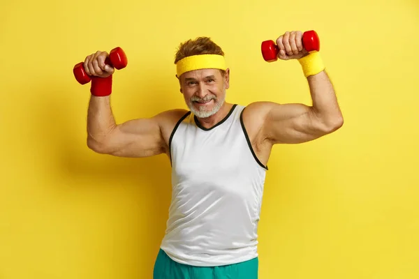 Senior Man Training Met Duimbellen Blij Grootvader Raising Arms Dumbbells — Stockfoto