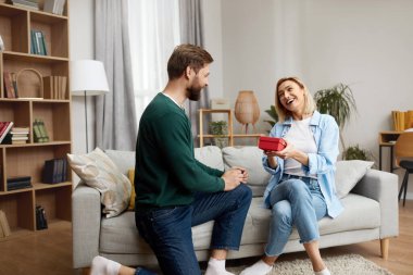 Mutlu Adam Eşe Hediye Sunar. Heyecanlı Genç Adam, Evde Eşine Beklenmedik Bir Hediye Veriyor. Sevgili Sevgili Kız Arkadaşa Romantik Sürpriz Yapıyor 