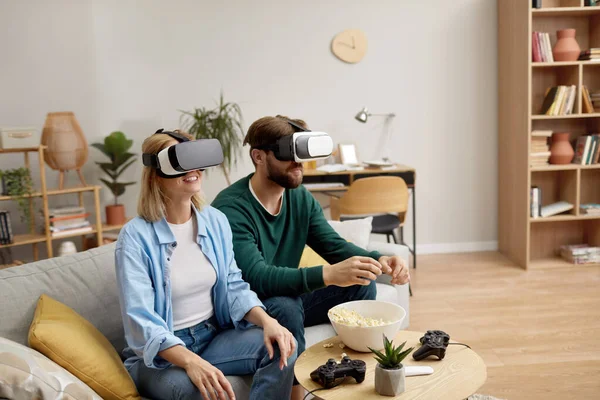 Счастливые Пары Играют Игры Парень Девушка Наслаждаются Виртуальной Реальностью Своей — стоковое фото