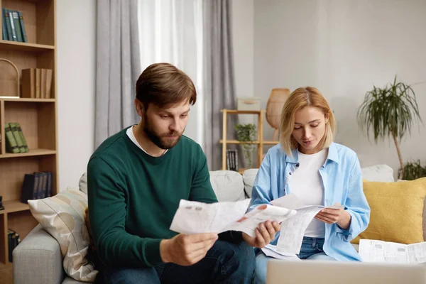 严重的夫妇支付账单 坐在家里 担心夫妻在线计算和支付账单 两个计算家庭预算的人 — 图库照片