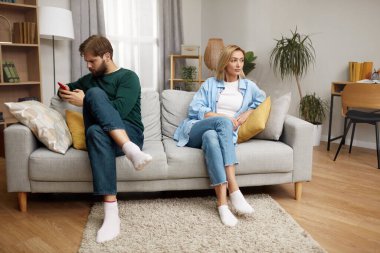 Evde tartışan bir çift. Kızgın eşler birbirleri ile konuşmazlar. Hüsrana uğramış koca ve kızgın eş kötü evlilik ilişkileri hakkında tartışıyor.