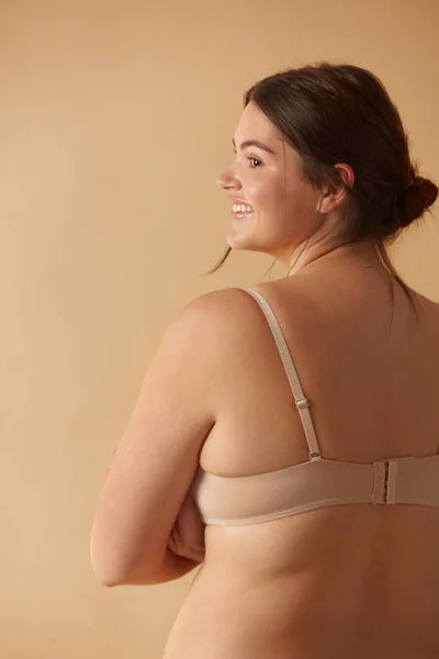 Size Woman Back View Happy Full Figured Woman Posing Beige — Stock Photo, Image