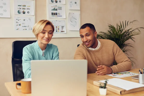 Cheerful Businesspeople Working Computer Office Happy Colleagues Couple Discussing Laptop — Stock Photo, Image