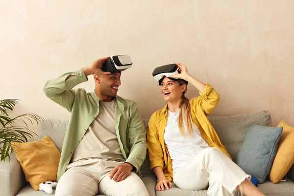 Happy Couple Trying Boyfriend Girlfriend Enjoying Virtual Reality Apartment Cheerful — Stock fotografie