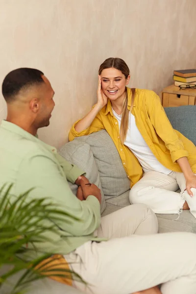 Happy Couple Talking Sofa Smiling Spouses Looking Each Other Resting — Foto Stock
