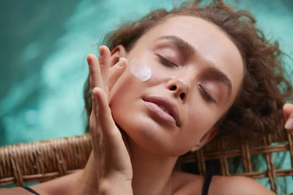 Skin Care Woman Applying Cream Cheek Sexy Woman Bikini Sunbathing — Stok fotoğraf
