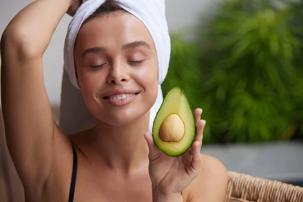 Smiling Woman Holding Avocado Beautiful Happy Woman Smooth Soft Clean — Stok fotoğraf