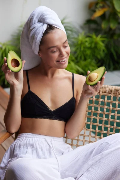 Smiling Woman Holding Avocado Beautiful Happy Woman Smooth Soft Clean — Stok fotoğraf