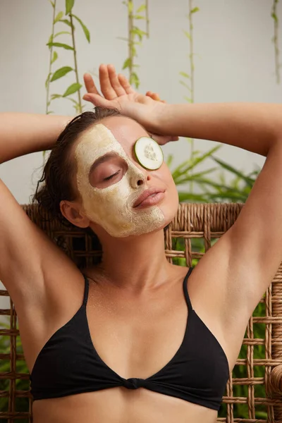 Cucumber Face Mask Girl Slice Vegetable Face Relaxed Woman Enjoying — Stok fotoğraf