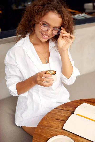 Woman Cafe Happy Girl Casual Clothes Glasses Holding Coffee Remote — ストック写真