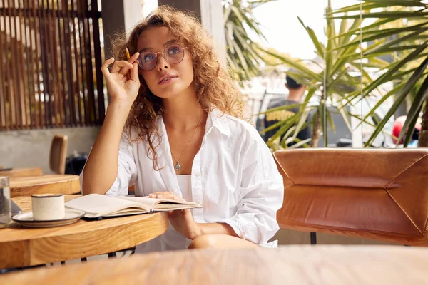 Freelancer Cafe Thoughtful Woman Girl Glasses Holding Pen While Working — Fotografia de Stock