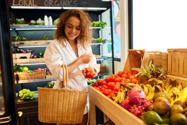 Organic Vegetables Shopping Smiling Woman Holding Basket Choosing Fresh Vegetables — Foto de Stock