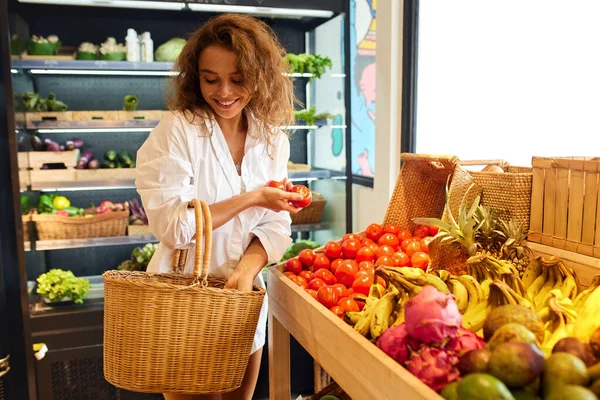 Organic Food Smiling Woman Holding Basket Choosing Fresh Vegetables While — Foto de Stock