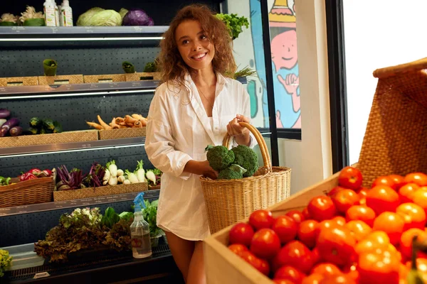Organic Food Woman Holding Basket Choosing Fresh Vegetables While Buying — Foto de Stock