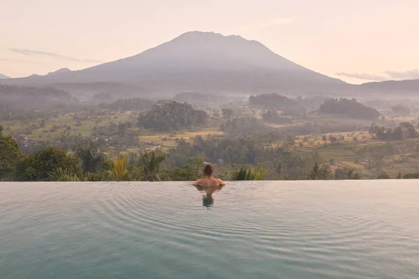 Mulher Relaxando Piscina Perto Vulcão Agung Bali Observando Nascer Sol — Fotografia de Stock