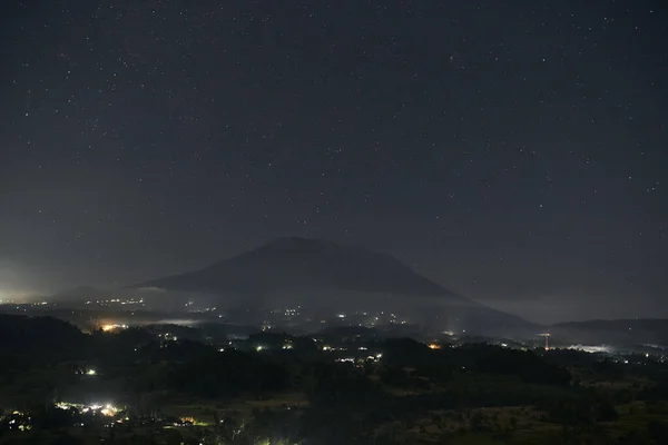 Nachtvulkan Agung Tropische Vulkanberge Nachtlicht Aktiver Vulkan Mit Krater Abendlandschaft — Stockfoto