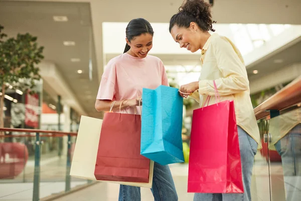 Dua Wanita Ceria Belanja Bersama Membawa Tas Belanja Menikmati Penjualan — Stok Foto
