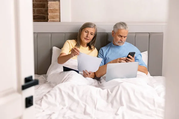 Volwassen Senior Bed Met Hun Digitale Gadgets Werken Vanuit Huis — Stockfoto