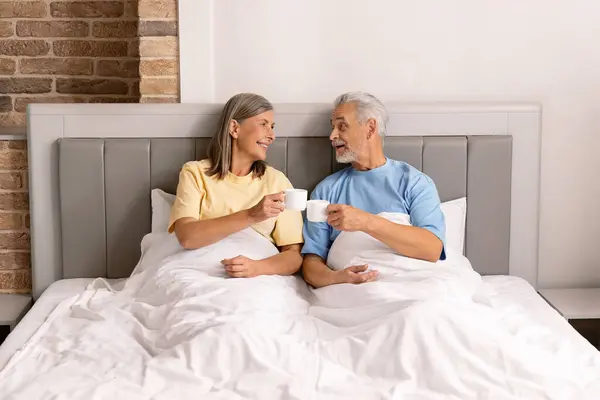Yaşlı Çift Sıcak Yatak Odasında Kahvelerini Yudumluyor Mutluluk Sevgi Saçıyor — Stok fotoğraf