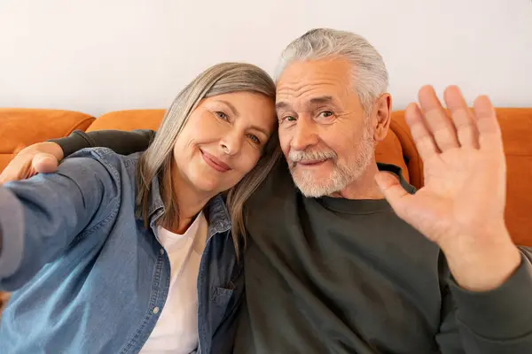 Pasangan Tua Yang Bahagia Tersenyum Sofa Merangkul Dan Melihat Kamera — Stok Foto