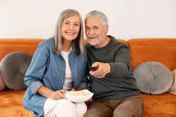 Pasangan Menonton Film Lucu Popcorn Sambil Bersantai Sofa — Stok Foto