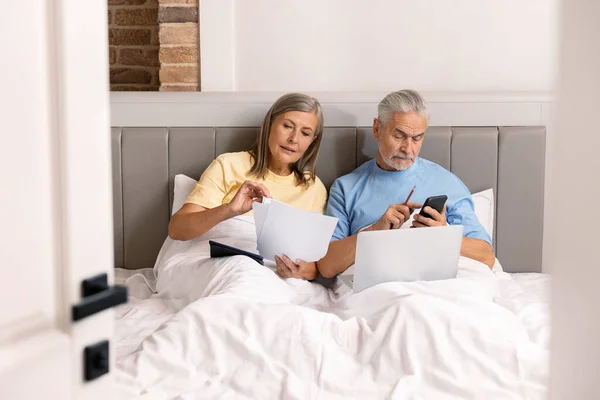 Pasangan Senior Melakukan Keuangan Rumah Mereka Sofa Menggunakan Perbankan Online — Stok Foto