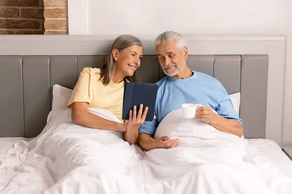 Pasangan Senior Terlibat Dalam Teknologi Rumah Untuk Berbelanja Penelitian Dan — Stok Foto