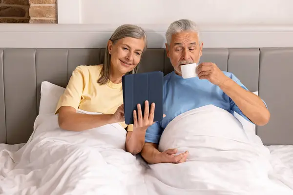 Beautiful Senior Woman Using Digital Tablet Man Happy Male Female — Stock Photo, Image