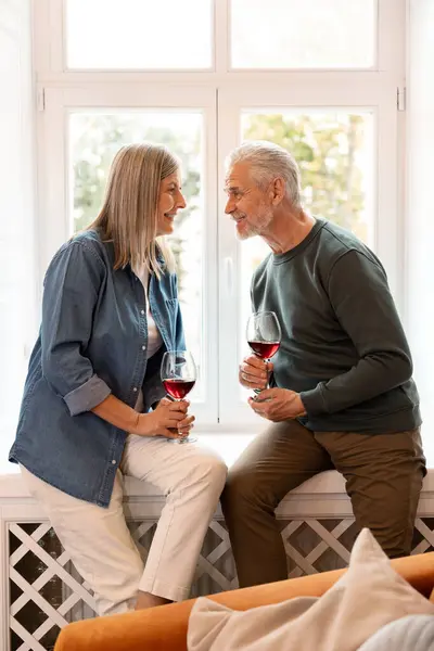 Senior Couple Happily Relaxing Home Smiling Drinking Wine — Stock Photo, Image