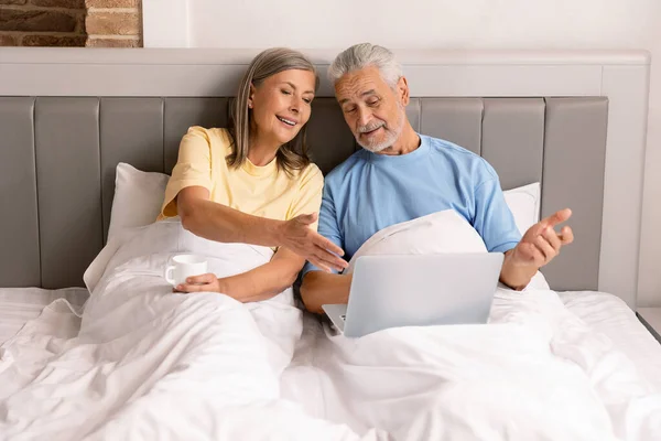 Sabahları Yatakta Dinlenen Çift Dizüstü Bilgisayardan Video Izliyor — Stok fotoğraf