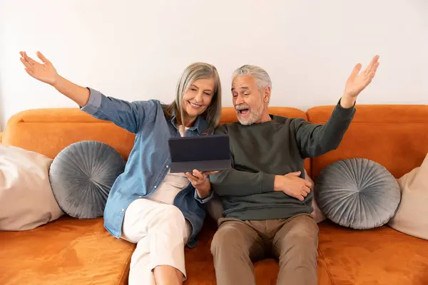 Casal Sênior Feliz Sorrindo Acenando Videochamada Com Tablet Digital Sofá — Fotografia de Stock