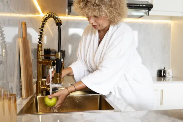 Mladá Dospělá Žena Bílém Rouchu Připravuje Zelené Jablko Luxusní Kuchyni — Stock fotografie