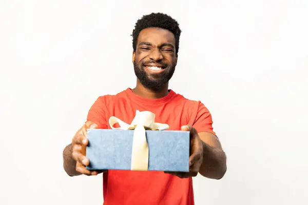 Fröhlicher Afroamerikanischer Mann Der Eine Verpackte Geschenkschachtel Mit Einem Freudigen — Stockfoto