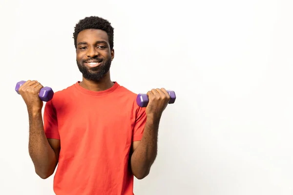 Porträt Eines Fröhlichen Afroamerikaners Der Gewichte Stemmt Fitness Und Einen — Stockfoto