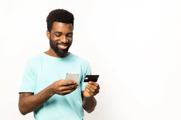 Afro Američan Nakupování Line Kreditní Kartou Smartphone Bílém Pozadí Ideální — Stock fotografie