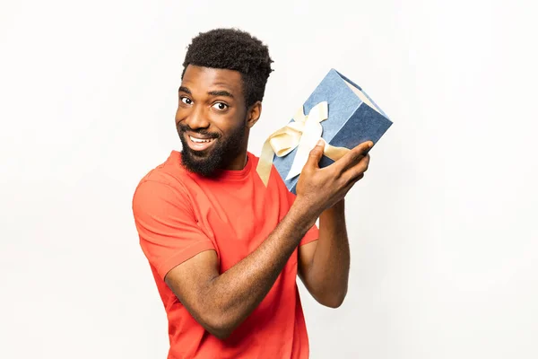 Glücklicher Afroamerikanischer Mann Rotem Hemd Einer Geschenkschachtel Mit Schleife Und — Stockfoto