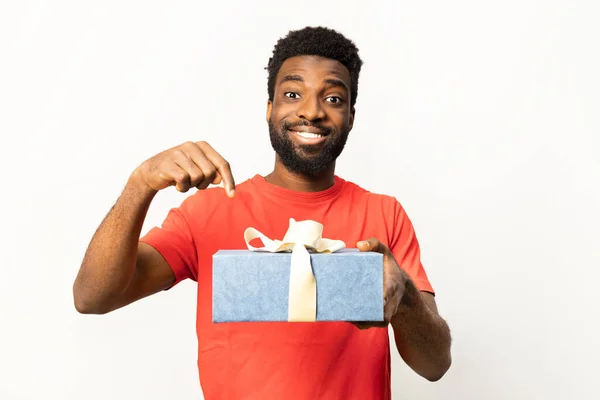 Afroamerikaner Roten Hemd Zeigt Auf Ein Geschenk Konzept Der Überraschung — Stockfoto